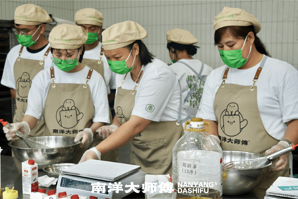 南洋大师傅：我们卖的不仅是蛋糕，是慢火细烤的南洋温情(图1)