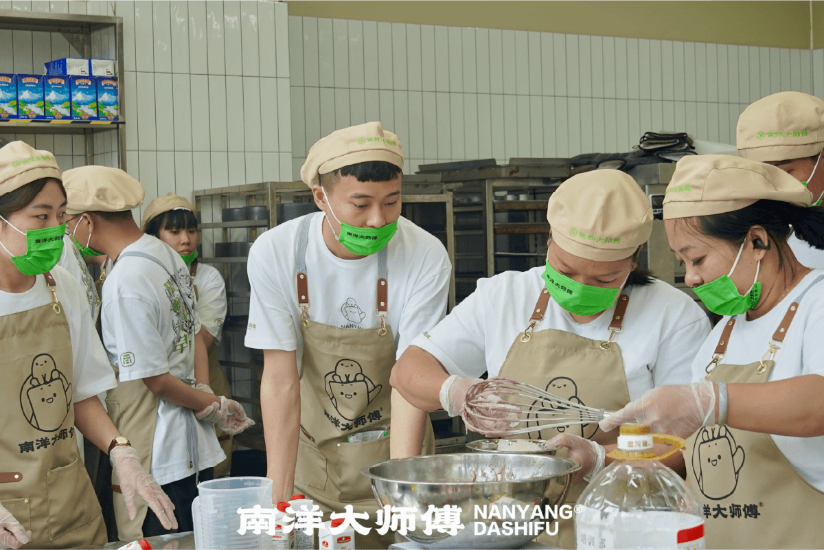 南洋大师傅如何用“现烤工艺”锁住新鲜?(图1) 南洋大师傅如何用“现烤工艺”锁住新鲜?(图1)