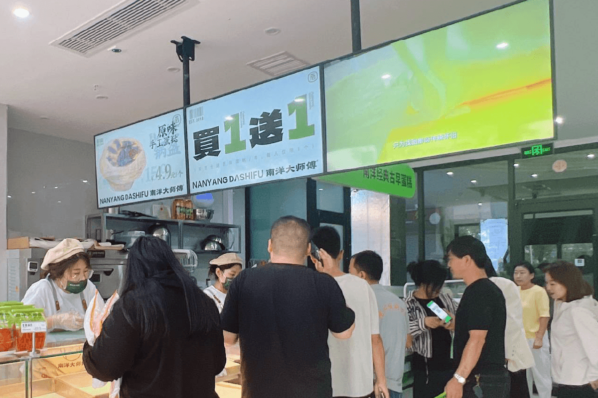 从“抖臀蛋糕”到千店帝国：南洋大师傅如何用一块鸡蛋糕改写烘焙行业格局(图1)